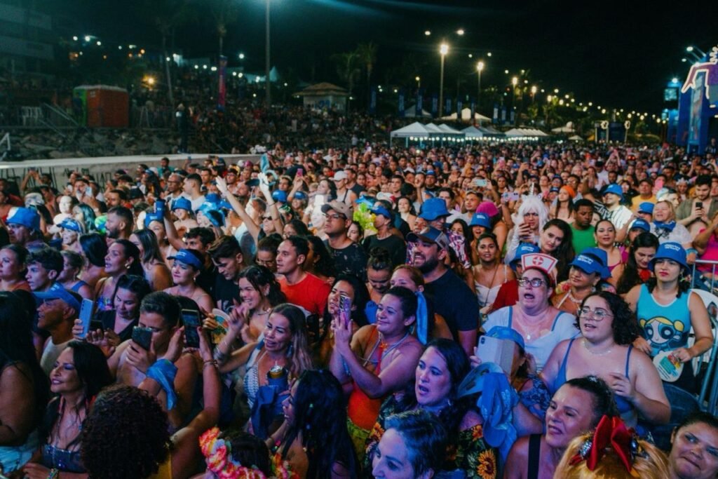 80 mil pessoas lotam orla de Ponta Negra no domingo de Carnaval