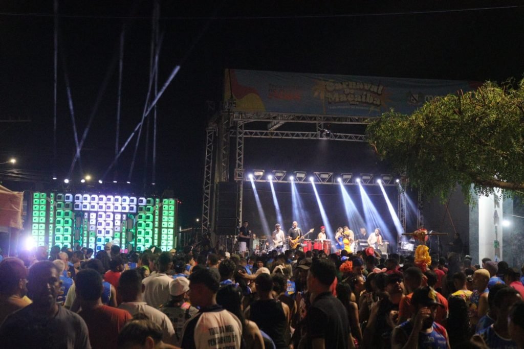 **Carnaval de Macaíba reúne multidão e mantém tradição dos blocos no Polo Traíras** **Carnaval de Macaíba reúne multidão e mantém tradição dos blocos no Polo Traíras**