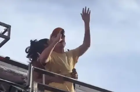 Ivete Sangalo dá apoio a João Gomes durante desfile em Salvador Ivete Sangalo dá apoio a João Gomes durante desfile em Salvador