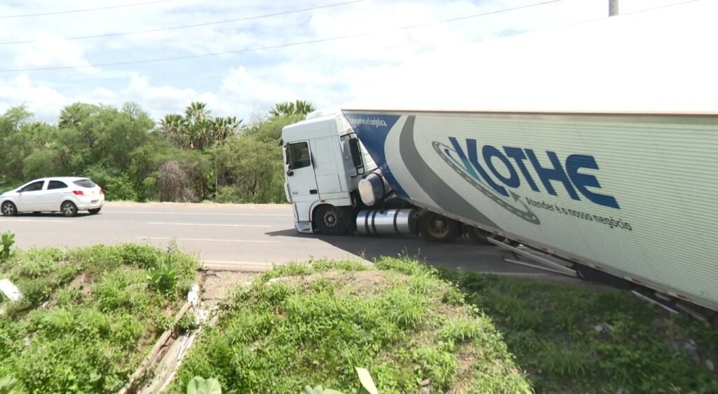 Carreta com 25 toneladas de melão tomba e complica trânsito em Mossoró Carreta com 25 toneladas de melão tomba e complica trânsito em Mossoró