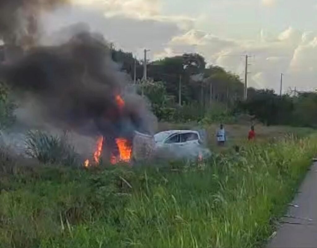 Atacante do ABC e esposa se ferem em acidente com carro incendiado na BR-101