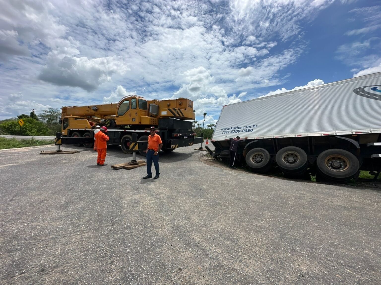 **Carreta carregada com 25 toneladas de melão tomba na BR-304 em Mossoró**
