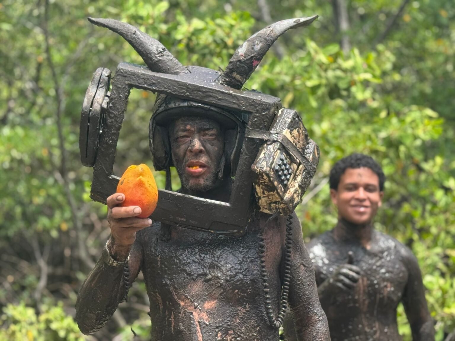 **Bloco "Os Cão" mantém tradição única do Carnaval com lama do mangue**