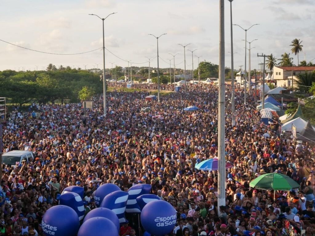 Mais de 500 mil pessoas curtem Carnaval na Avenida da Alegria em Natal
