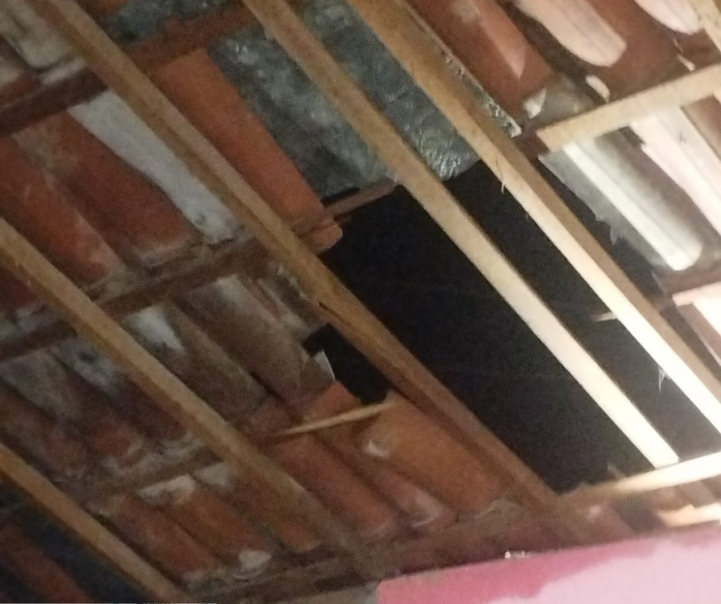 Vento forte arranca telhado e causa danos a casas e carro em Apodi