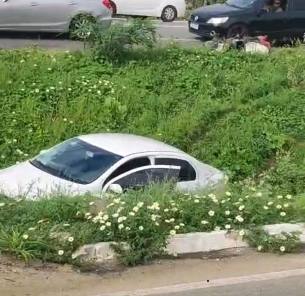 Mulher fica ferida em colisão entre carro e moto na BR-304 Mulher fica ferida em colisão entre carro e moto na BR-304