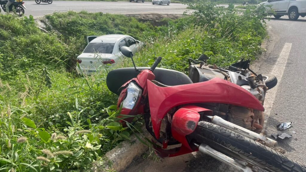 Motociclista fica ferida em acidente na BR-304, em Mossoró Motociclista fica ferida em acidente na BR-304, em Mossoró