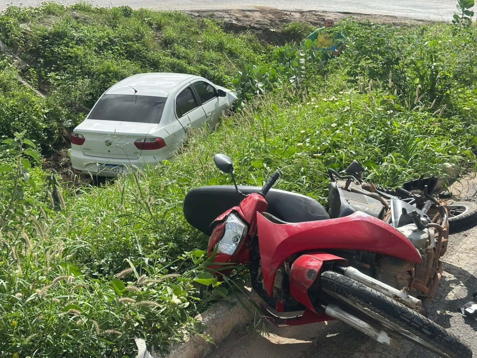 Mulher fica ferida em colisão entre carro e moto na BR-304 em Mossoró