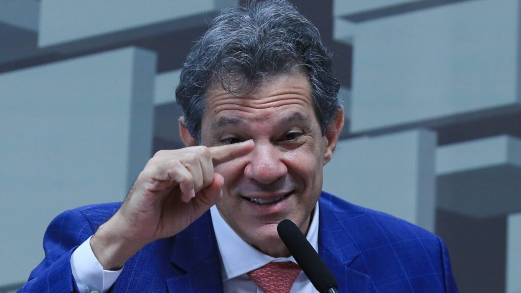 **Corte dos EUA suspende tarifas de Trump; Brasil comemora**