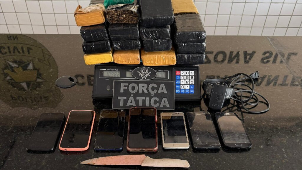 Dupla é presa com drogas e celulares na Zona Norte de Natal