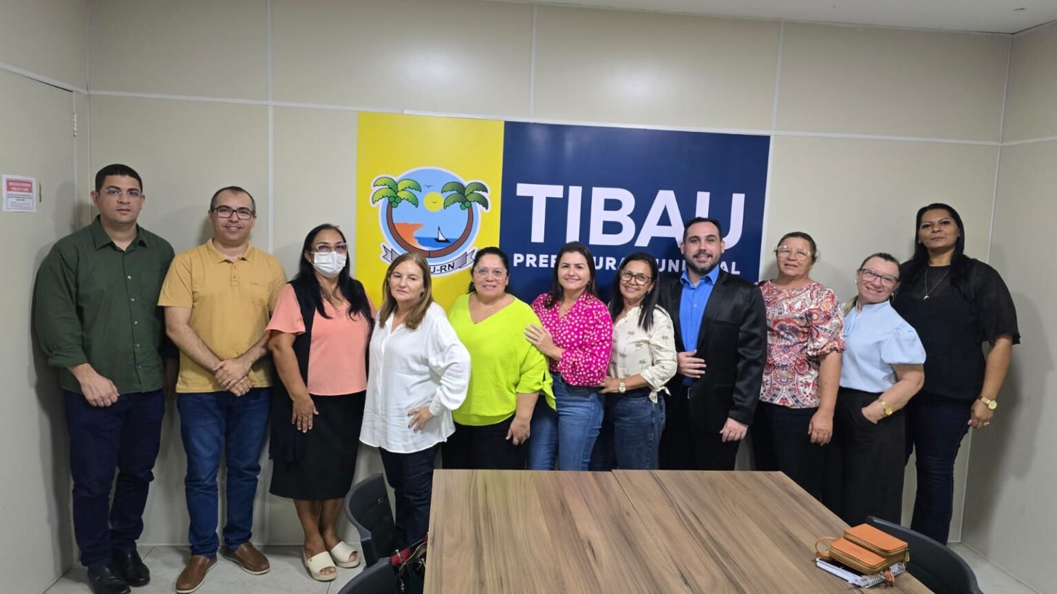 Tibau anuncia aumento salarial de 5,4% para professores e prepara concurso