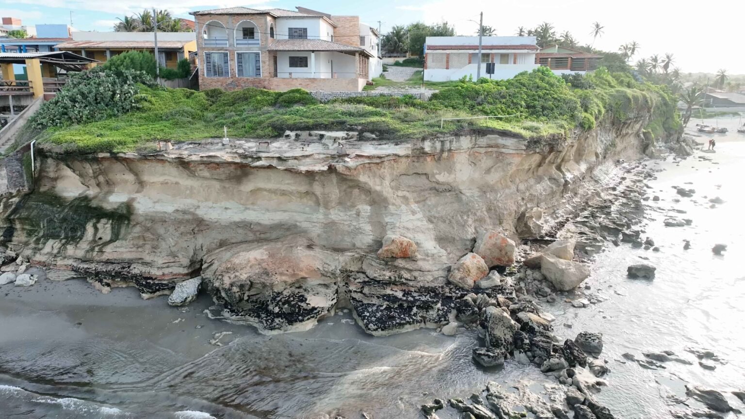 Risco de deslizamento na Pedra do Chapéu, em Tibau, preocupa prefeitura