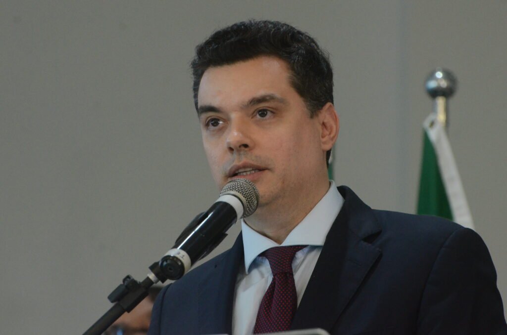 Walter Alves pode disputar eleição sem deixar vice-governadoria