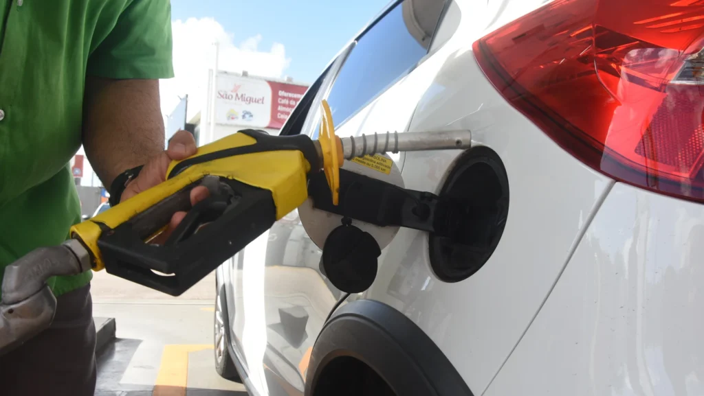 ANP aciona sobreaviso e cobra Petrobras por mais combustível