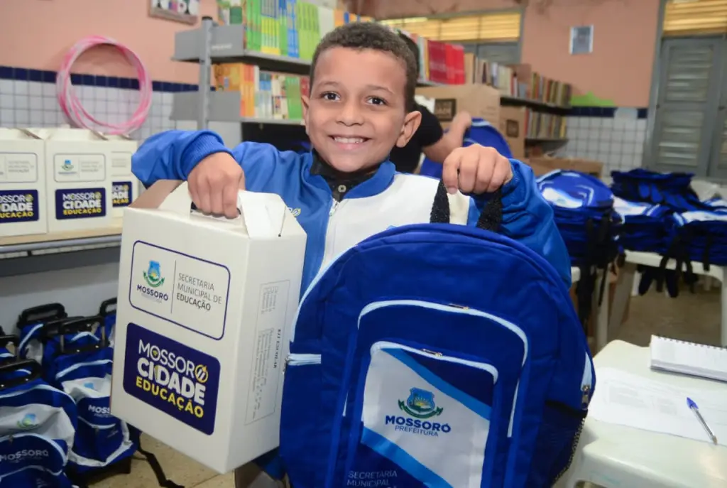 Alunos da zona rural de Mossoró recebem material escolar para 2026