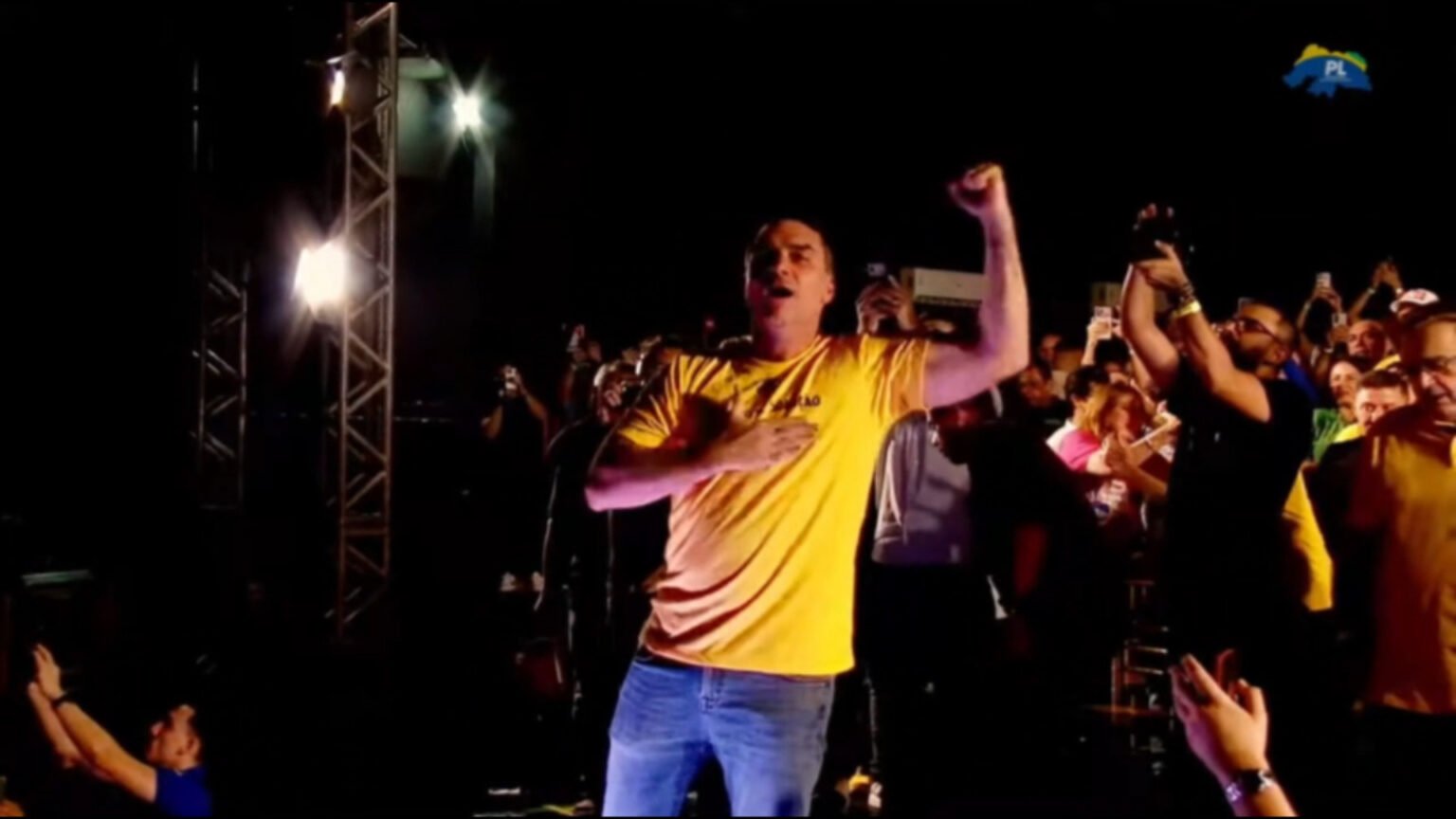 Flávio Bolsonaro chega a Natal para filiação de Álvaro Dias ao PL