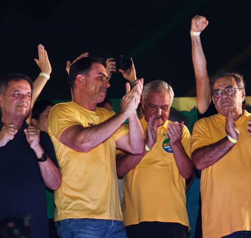 Álvaro Dias anuncia ida ao PL com apoio de Flávio Bolsonaro