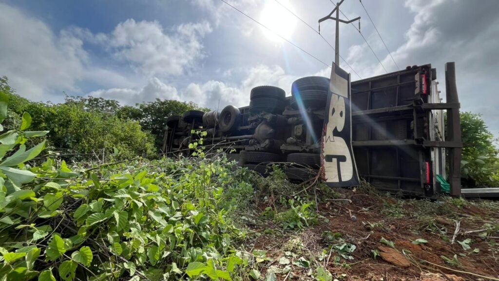 Caminhão-baú tomba na RN-015, em Mossoró