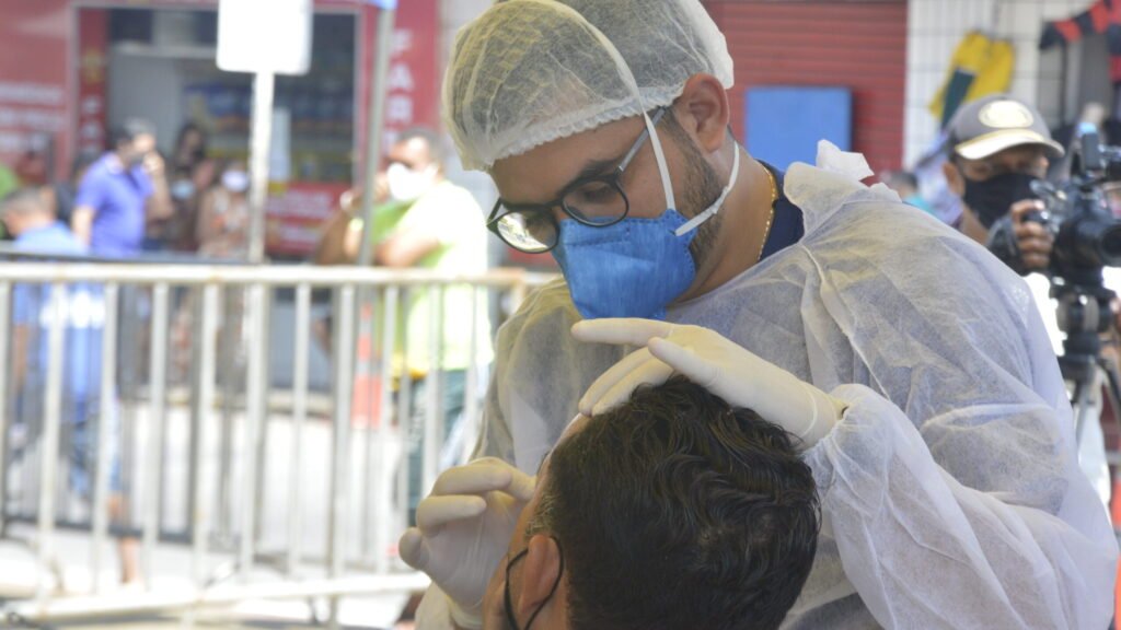 Nova variante da Covid com maior fuga imunológica é detectada em 23 países