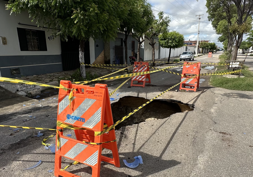 Caminhão cai em cratera próxima a estação da Caern em Mossoró