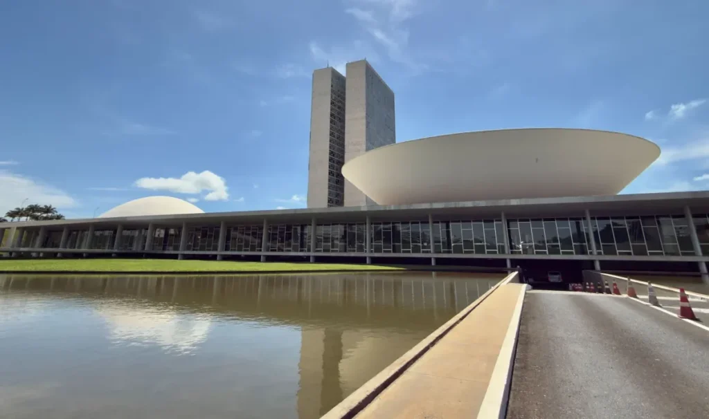 Mais de 70 deputados trocam de partido na reta final da janela partidária