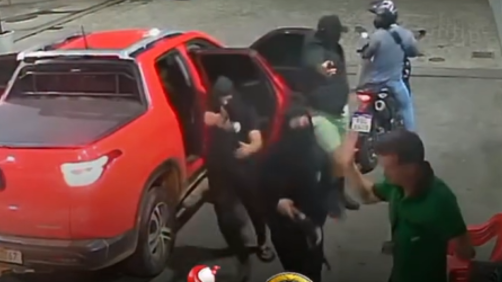 Bando armado assalta posto de combustível na BR-304, em Angicos