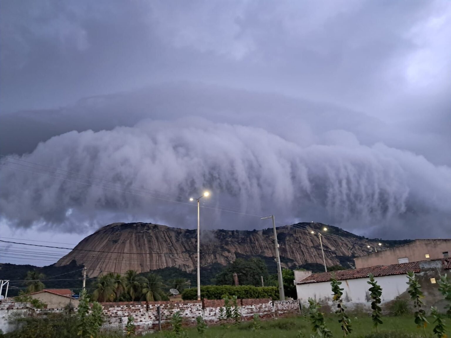 Nuvem em forma de “rolo” chama atenção no céu de Patu (RN)