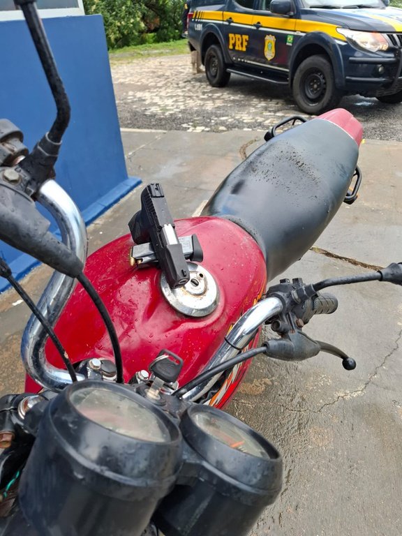 Adolescente é detido com arma e moto roubada em Mossoró
