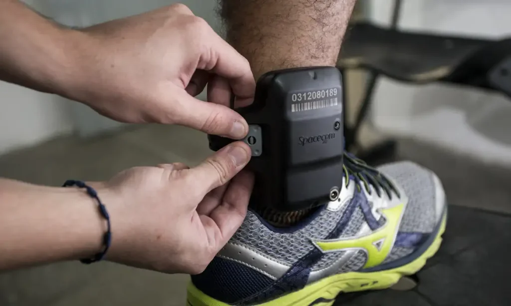 Lula aprova lei para monitorar agressores com tornozeleira eletrônica