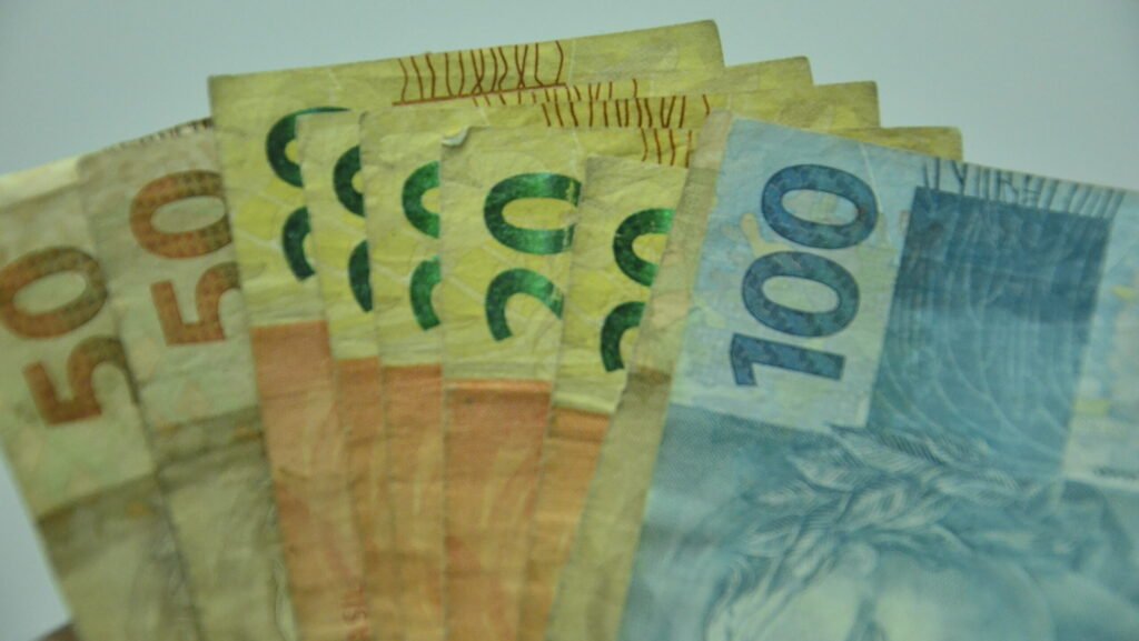 Governo estima salário mínimo de R$ 1.717 para 2027 e prevê superávit fiscal