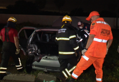 Acidente na BR-304 deixa duas pessoas presas às ferragens em Mossoró