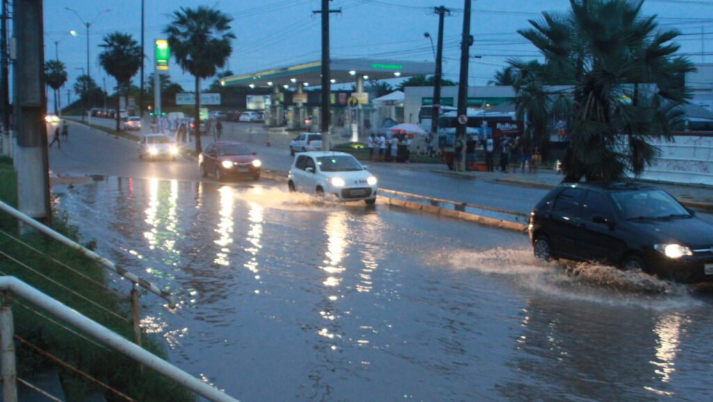 Chuvas bloqueiam duas avenidas principais em Natal