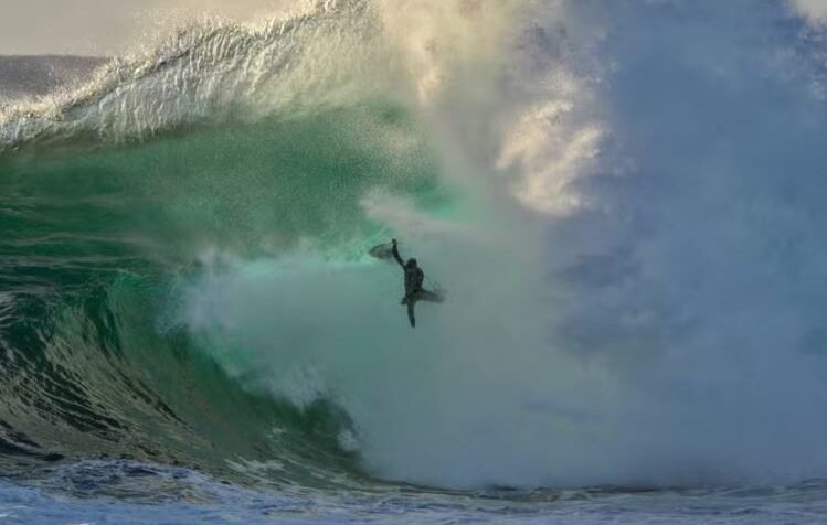 Lucas Chumbo enfrenta onda gigante e reforça perigo do surfe extremo na Austrália