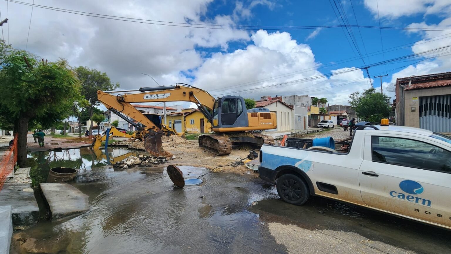 Caern faz reparo em esgoto que abriu cratera em Mossoró