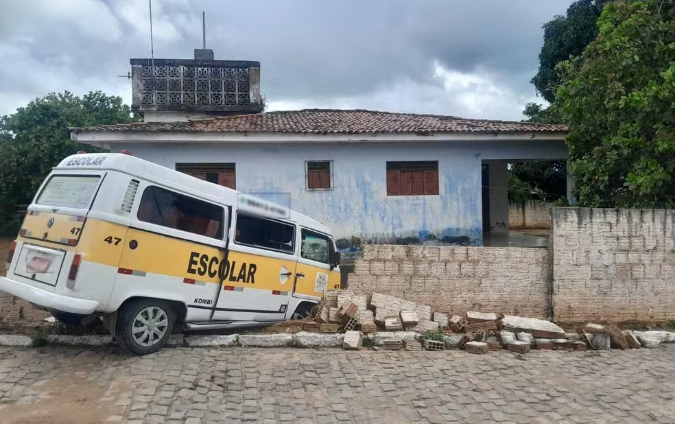 Kombi escolar bate em muro e assusta moradores em Ceará-Mirim