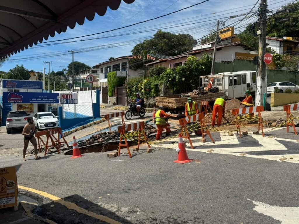 Cratera bloqueia passagem de veículos grandes para a orla de Ponta Negra