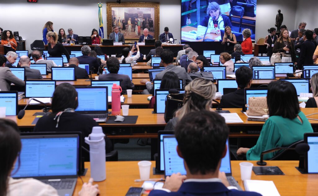 Câmara e Governo disputam protagonismo no fim da escala 6×1