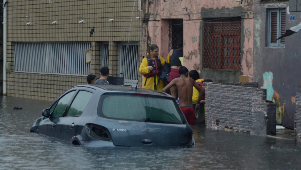 Chuvas acima da média causam alagamentos em Natal