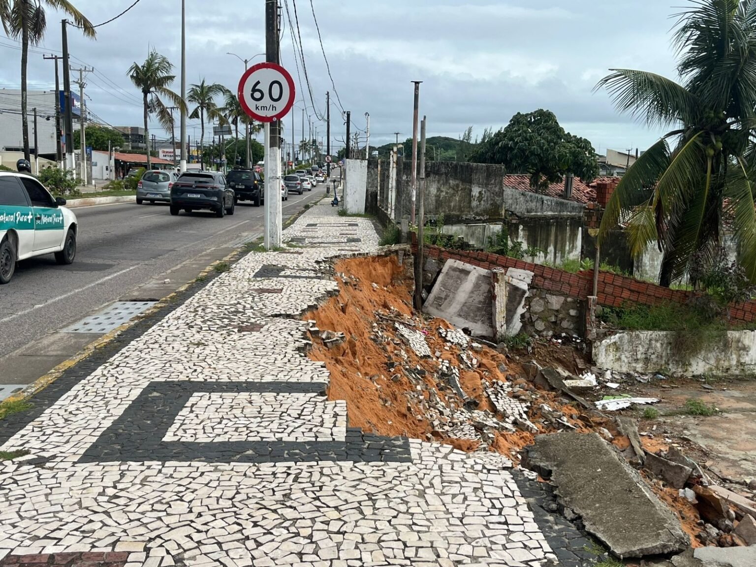 Calçadão da Roberto Freire desaba após chuvas fortes em Natal