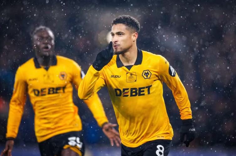 Atlético de Madrid avança por volante João Gomes, do Wolverhampton