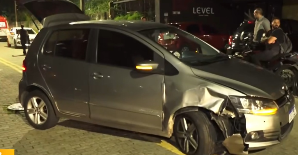 Mulher fica ferida após carro tombar em acidente na Zona Sul de Natal