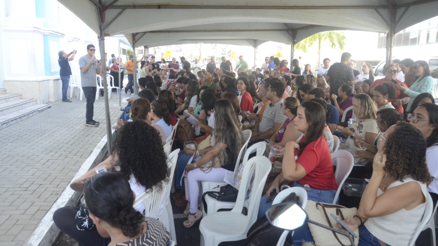 Professores de Natal param por 24 horas por reajuste salarial