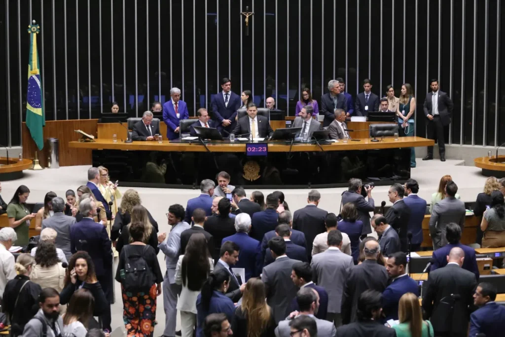 Congresso rejeita veto de Lula e avança projeto sobre cálculo de penas