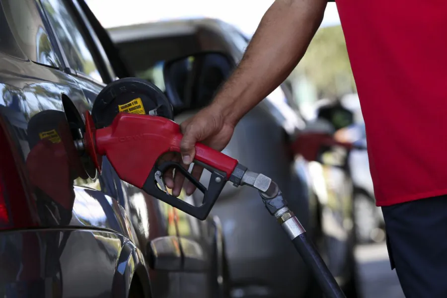 Refinaria Clara Camarão eleva preço da gasolina e diesel no RN