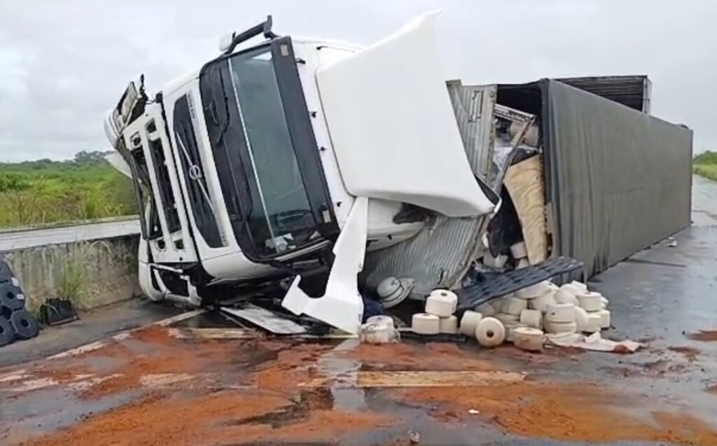 Carreta tomba e bloqueia parcialmente BR-304 em Macaíba