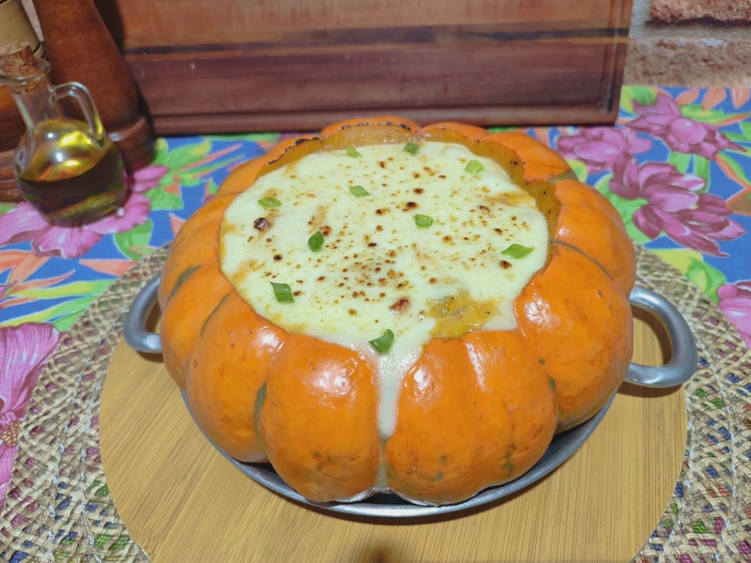 Frango gratinado na moranga: receita prática e cheia de sabor