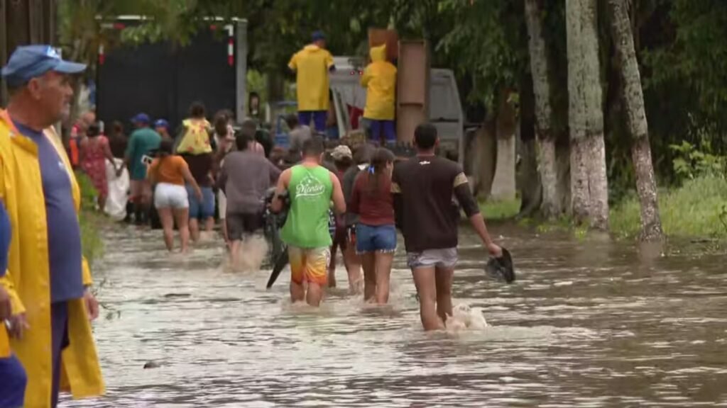 Pernambuco declara emergência após chuvas deixarem mortos e desabrigados