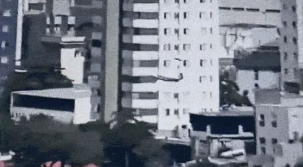 Avião cai e atinge prédio em Belo Horizonte; uma pessoa morre