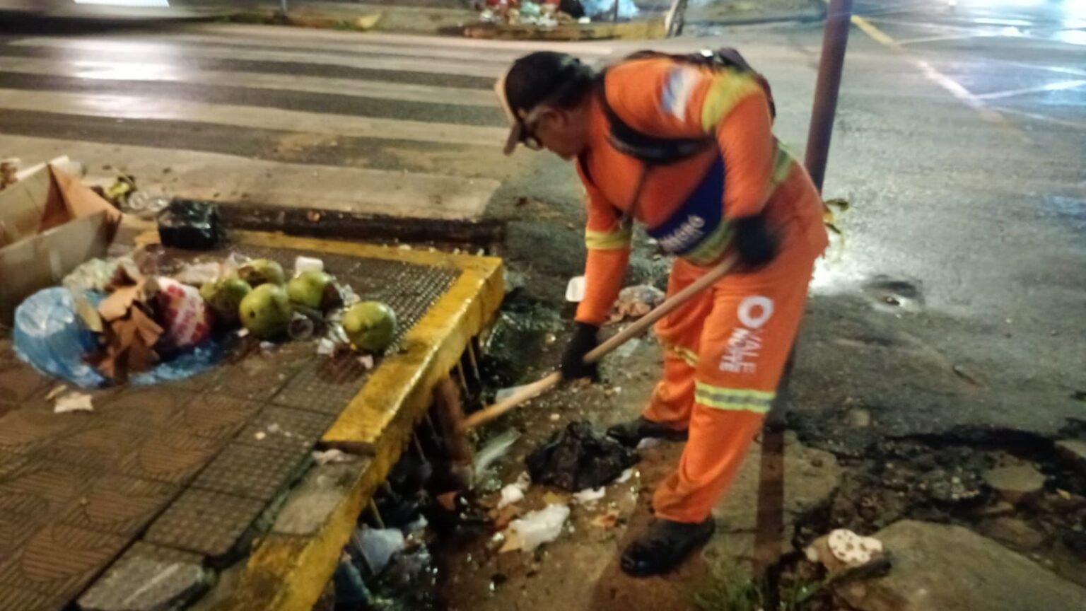# Garis trabalham à noite para desentupir bueiros e evitar alagamentos em Mossoró