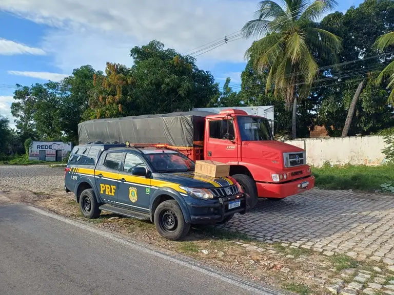 PRF e PM apreendem 100 mil maços de cigarros contrabandeados na BR-304